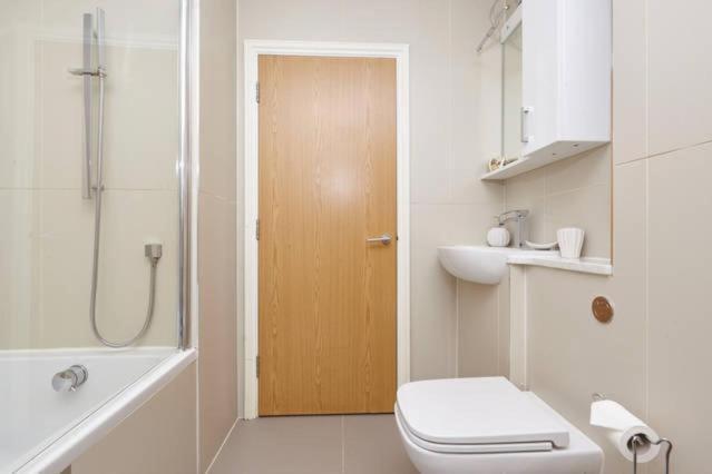Three Bedroom Apartment By Beautiful Park Londyn Zewnętrze zdjęcie